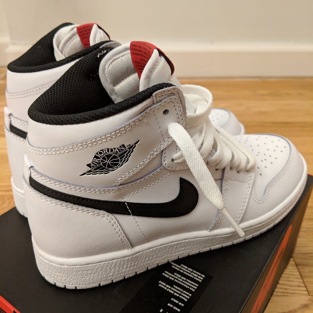 Air Jordan 1s Retro High Yin Yang sz 4.5Y
